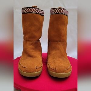 TOMS Women's Suede Moccasin Booties Size 7 Sole Faux Fur Lining Pull-On Tan